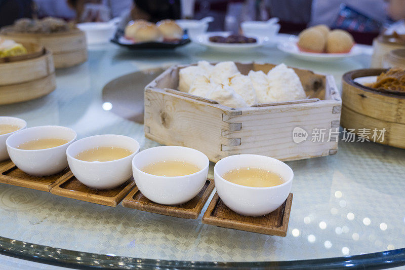 餐厅餐桌上的广东dum sum和茶杯的特写